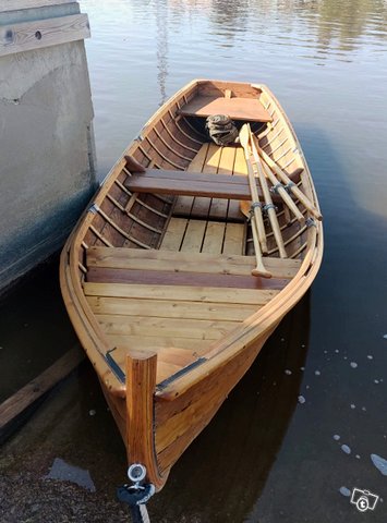 Puinen uudehko soutuvene, kuva 1