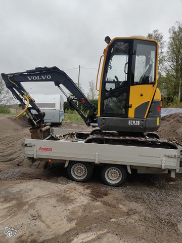 Näppärä Volvo kaivinkone, kuva 1