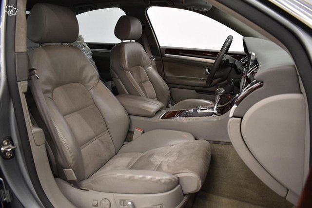 Audi S8 16