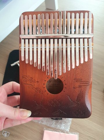 17-sointuinen kalimba kurjilla
