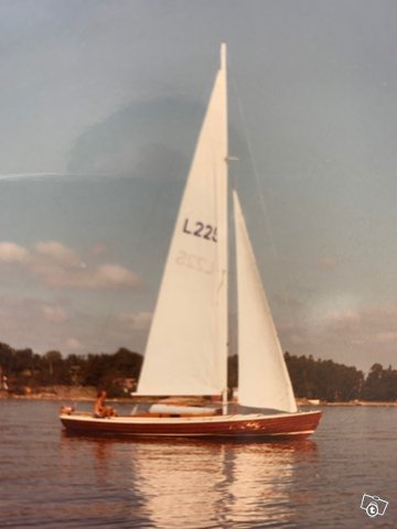 Puinen purjevene 1960-luvulta 1
