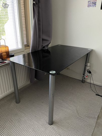 Moderni lasinen pöytä, Pöydät j...