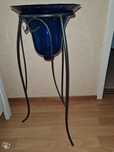Jalallinen lasimaljakko