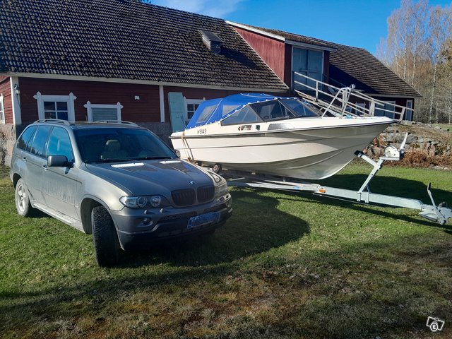 Moottorivene ja traileri, kuva 1