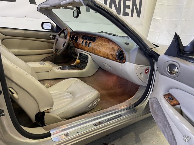 Jaguar XK8 9