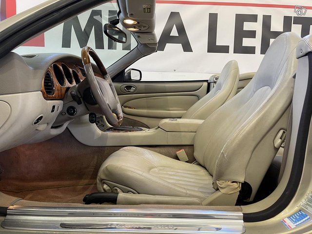 Jaguar XK8 10