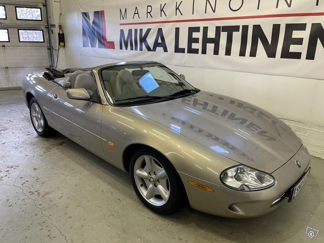 Jaguar XK8 23