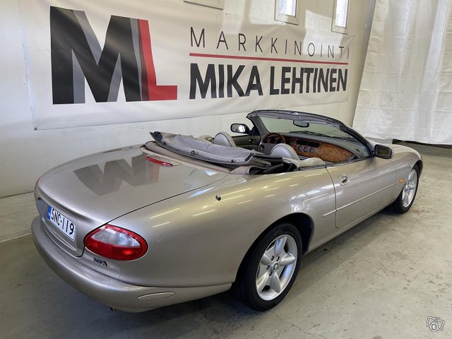 Jaguar XK8 25