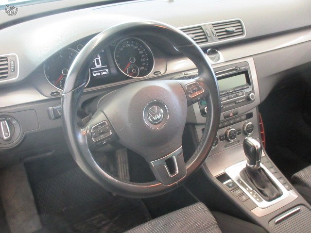 VOLKSWAGEN Passat 16