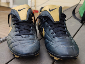 Nike nappikset. Koko 44, Jalkapallo, Urheilu ja ulkoilu, Hamina, Tori.fi Nike nappikset. Koko 44, Jalkapallo, Urheilu ja ulkoilu, Hamina, Tori.fi