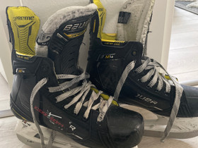 Bauer Supreme M4, koko 4, Jääkiekko ja luistelu, Urheilu ja ulkoilu, Lahti, Tori.fi Bauer Supreme M4, koko 4, Jääkiekko ja luistelu, Urheilu ja ulkoilu, Lahti, Tori.fi