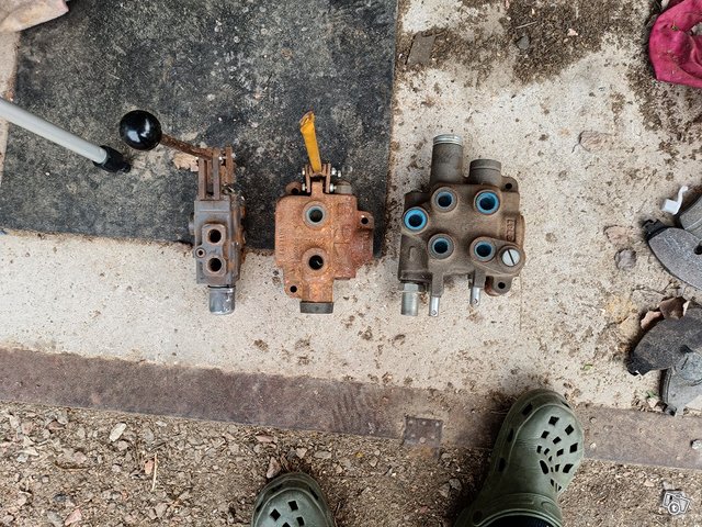 Kolme hydrauliikka lohkoa kaikki kaksitoimisia, kuva 1