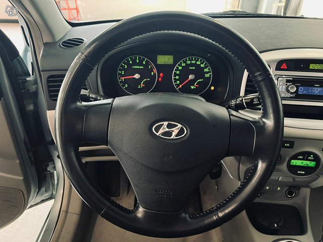 Hyundai Accent 12