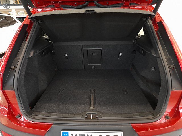VOLVO XC40 9