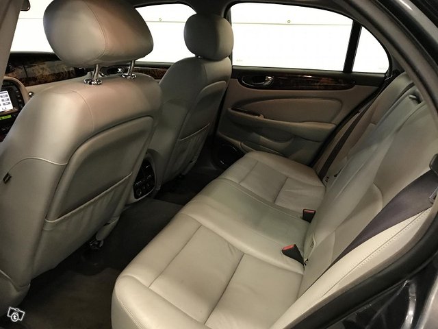 Jaguar XJR 23