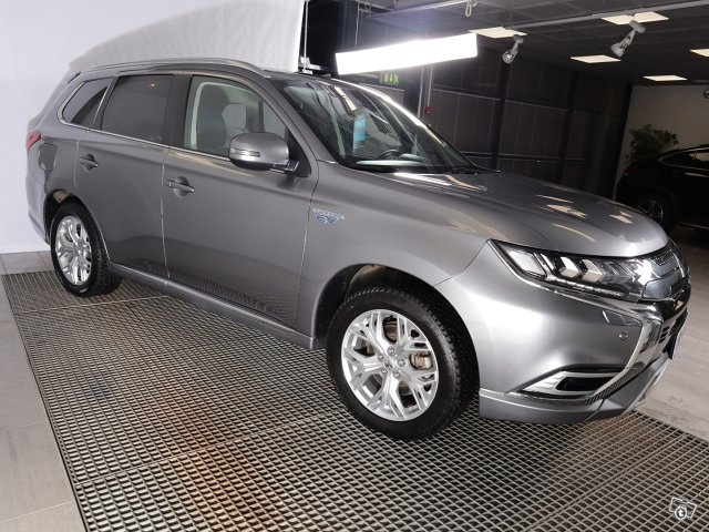 Mitsubishi OUTLANDER PHEV 4