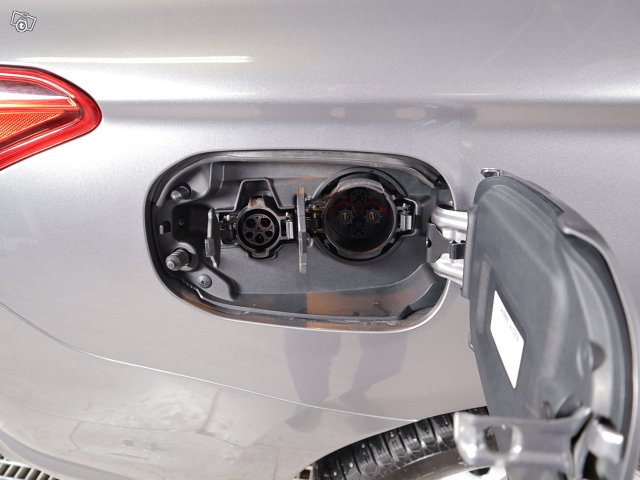 Mitsubishi OUTLANDER PHEV 8