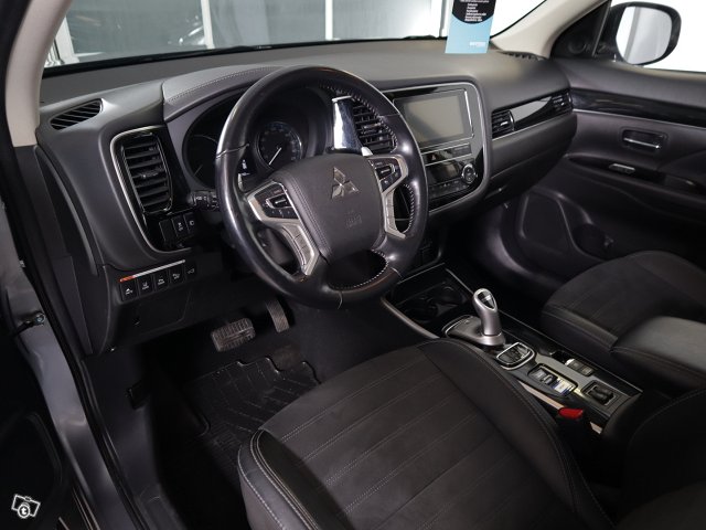 Mitsubishi OUTLANDER PHEV 11