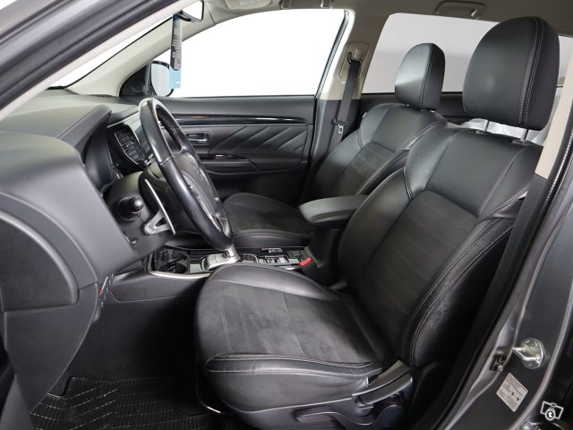 Mitsubishi OUTLANDER PHEV 12