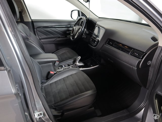 Mitsubishi OUTLANDER PHEV 13