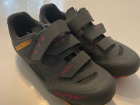 Uudenveroiset spinning-kengät, koko 39, Kuntoilu ja fitness, Urheilu ja ulkoilu, Jyväskylä, Tori.fi Uudenveroiset spinning-kengät, koko 39, Kuntoilu ja fitness, Urheilu ja ulkoilu, Jyväskylä, Tori.fi