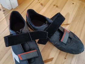 Diadora pyöräilykengät, koko 45, Pyörätarvikkeet ja kypärät, Polkupyörät ja pyöräily, Pirkkala, Tori.fi Diadora pyöräilykengät, koko 45, Pyörätarvikkeet ja kypärät, Polkupyörät ja pyöräily, Pirkkala, Tori.fi