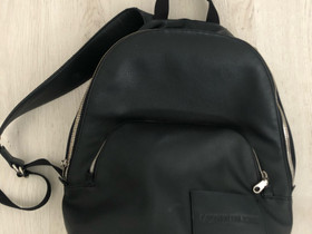 Calvinklein reppu, Laukut ja hatut, Asusteet ja kellot, Äänekoski, Tori.fi Calvinklein reppu, Laukut ja hatut, Asusteet ja kellot, Äänekoski, Tori.fi