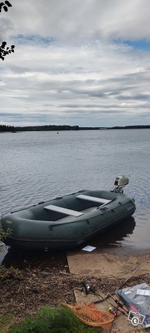 Kumivene+moottori, kuva 1