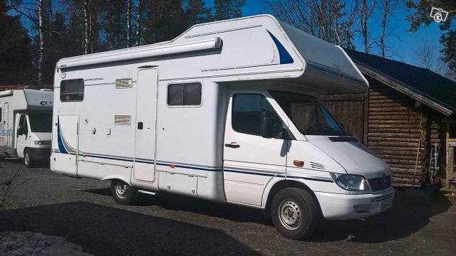 Tuplailmastoitu MB matkailuauto Oulussa, kuva 1