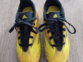 Adidas koko 31, Jalkapallo, Urheilu ja ulkoilu, Lahti, Tori.fi Adidas koko 31, Jalkapallo, Urheilu ja ulkoilu, Lahti, Tori.fi