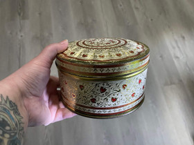 Koristeellinen vanha peltirasia, Säilytysastiat ja rasiat, Keittiötarvikkeet ja astiat, Raisio, Tori.fi Koristeellinen vanha peltirasia, Säilytysastiat ja rasiat, Keittiötarvikkeet ja astiat, Raisio, Tori.fi
