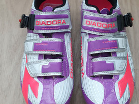 Diadora kengät maantiepyöräilyyn koko 38, Pyörätarvikkeet ja kypärät, Polkupyörät ja pyöräily, Joensuu, Tori.fi Diadora kengät maantiepyöräilyyn koko 38, Pyörätarvikkeet ja kypärät, Polkupyörät ja pyöräily, Joensuu, Tori.fi