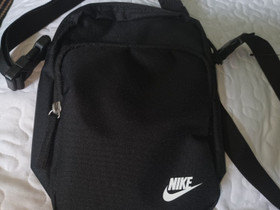 Nike sidebag, Laukut ja hatut, Asusteet ja kellot, Vaasa, Tori.fi Nike sidebag, Laukut ja hatut, Asusteet ja kellot, Vaasa, Tori.fi