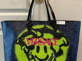 Versace Smiley Medusa Graffiti tote laukku, Laukut ja hatut, Asusteet ja kellot, Vantaa, Tori.fi Versace Smiley Medusa Graffiti tote laukku, Laukut ja hatut, Asusteet ja kellot, Vantaa, Tori.fi