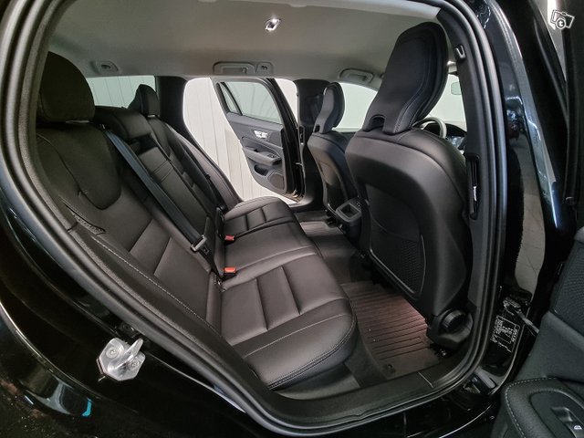 Volvo V60 Cross Country 8