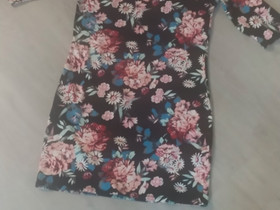 Kukkallinen mekko L, Vaatteet ja kengät, Loppi, Tori.fi Kukkallinen mekko L, Vaatteet ja kengät, Loppi, Tori.fi
