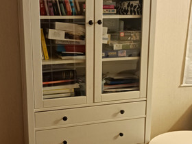 Hemnes vitriinikaappi, Hyllyt ja säilytys, Sisustus ja huonekalut, Espoo, Tori.fi Hemnes vitriinikaappi, Hyllyt ja säilytys, Sisustus ja huonekalut, Espoo, Tori.fi