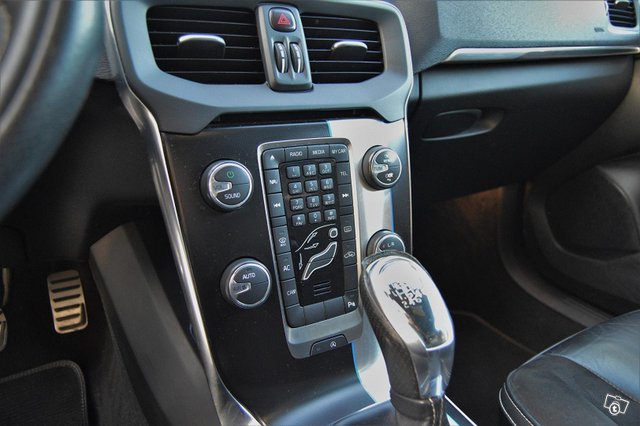 Volvo V40 13