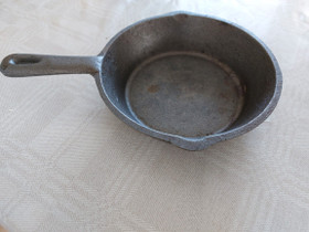 Pieni valurautapannu 11 cm pohjan halkaisija, Muut keittiötarvikkeet, Keittiötarvikkeet ja astiat, Helsinki, Tori.fi Pieni valurautapannu 11 cm pohjan halkaisija, Muut keittiötarvikkeet, Keittiötarvikkeet ja astiat, Helsinki, Tori.fi