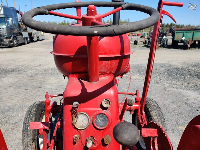 Massey Harris traktori 13
