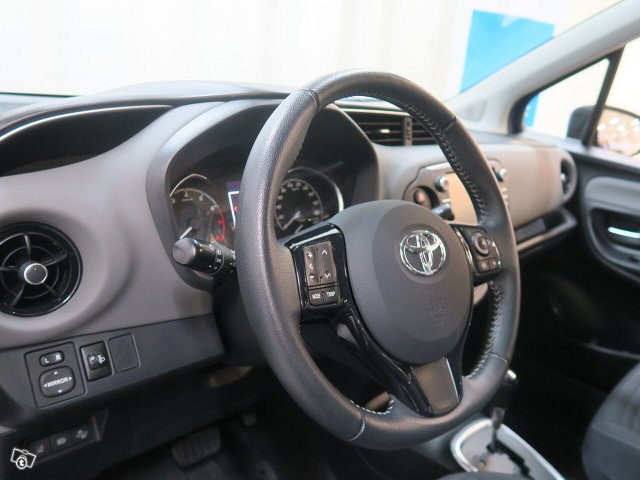 TOYOTA YARIS 17