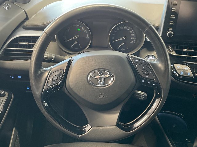TOYOTA C-HR 12