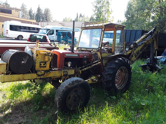 Traktori kaivuri 1