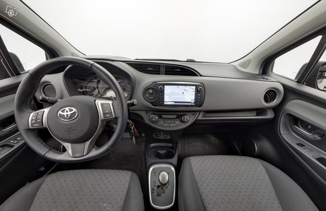 Toyota YARIS 9