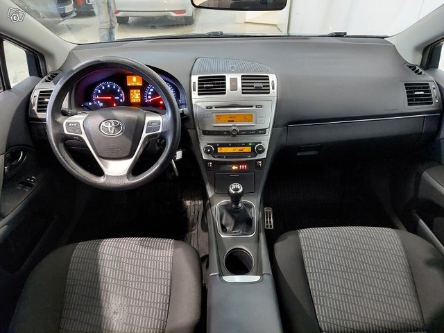 TOYOTA AVENSIS 6