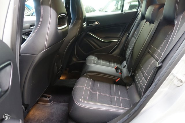 Mercedes-Benz GLA 10