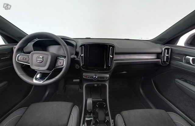 VOLVO XC40 9