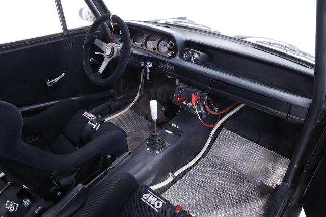 BMW 2002 13