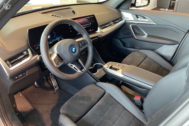 BMW IX1 10