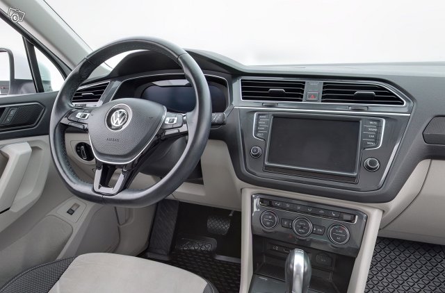 VOLKSWAGEN TIGUAN 7